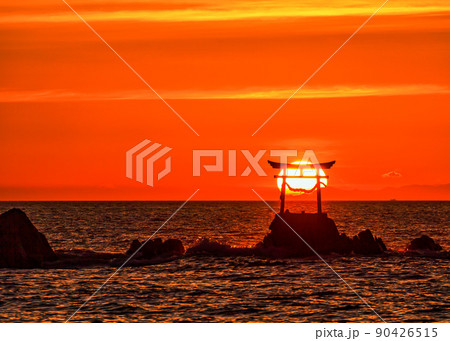 奈多海岸の夜明け（大分県杵築市） 90426515