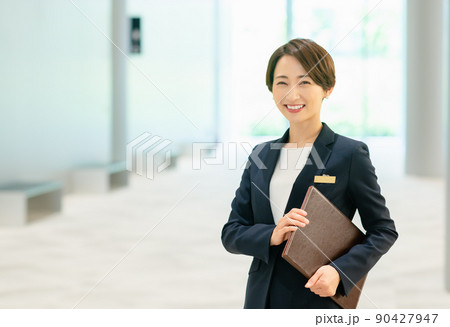 ロビーで出迎える女性コンシェルジュ　撮影協力：LINK FOREST 90427947