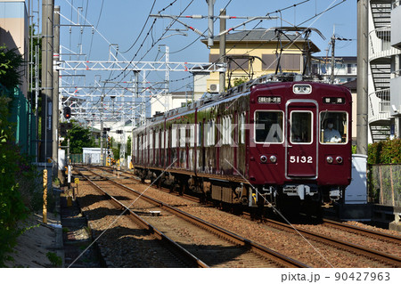 石橋阪大前へ向かう阪急5100系 90427963