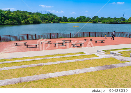 鞍ケ池公園、緑あふれる風景〈愛知県豊田市〉 鞍ケ池公園、緑あふれる風景〈愛知県豊田市〉 90428059