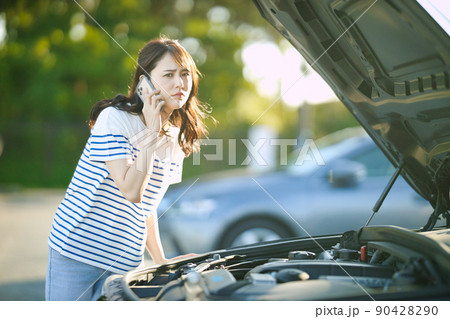 車の故障で電話をする若い女性 90428290
