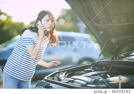 車の故障で電話をする若い女性 車の故障で電話をする若い女性 90428293