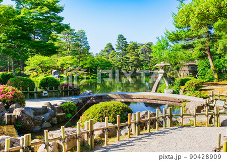 春の金沢　兼六園　徽軫灯籠 90428909