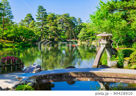 春の金沢 兼六園 徽軫灯籠 春の金沢 兼六園 徽軫灯籠 90428910