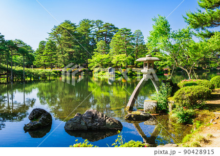 春の金沢　兼六園　徽軫灯籠 90428915