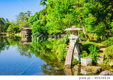 春の金沢 兼六園 徽軫灯籠 春の金沢 兼六園 徽軫灯籠 90428916