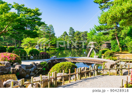春の金沢　兼六園　徽軫灯籠 90428918