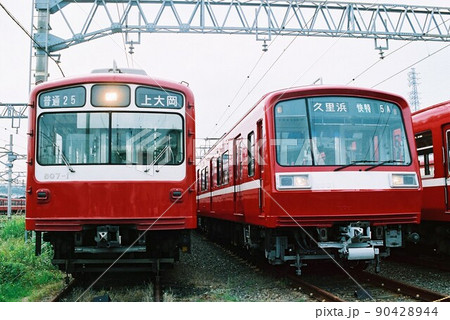 車両基地で並ぶ京浜急行電鉄800形と2000形 90428944