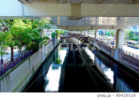 【神奈川】夏の横浜 首都高速狩場線の高架橋下の堀川と谷戸橋 【神奈川】夏の横浜 首都高速狩場線の高架橋下の堀川と谷戸橋 90429319