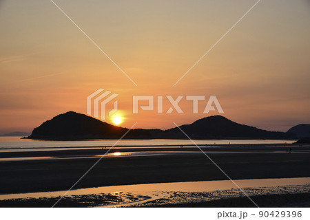 蔦島に夕陽が沈む頃 90429396