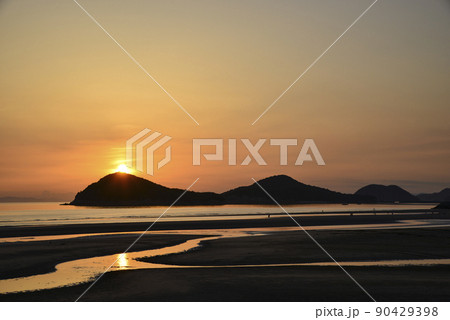 父母ヶ浜沖に夕陽が沈む頃 90429398