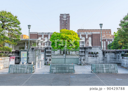 京都府京都市　快晴の京都大学 90429788