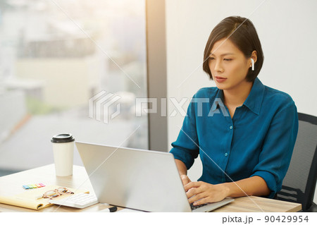 Female Entrepreneur Working on Laptop 90429954