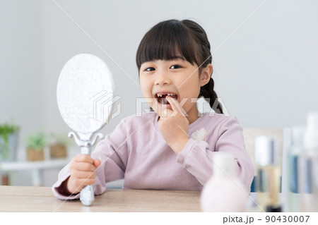 鏡で抜けた歯を見る小学生の女の子 鏡で抜けた歯を見る小学生の女の子 90430007