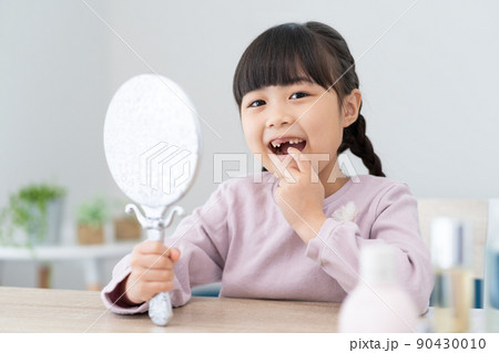 鏡で抜けた歯を見る小学生の女の子 鏡で抜けた歯を見る小学生の女の子 90430010