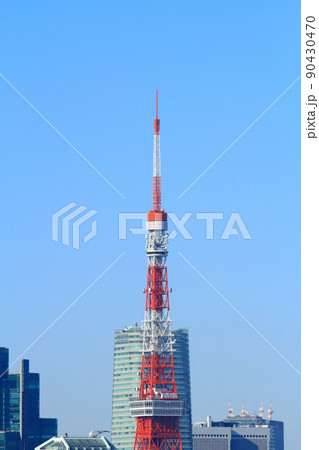 東京都、東京の町並みと東京タワーの風景 90430470