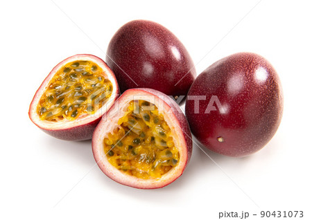 半分にカットしたトロピカルフルーツのパッションフルーツ 半分にカットしたトロピカルフルーツのパッションフルーツ 90431073