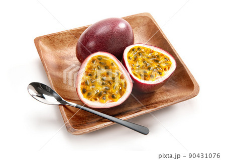 半分にカットしたトロピカルフルーツのパッションフルーツ 90431076