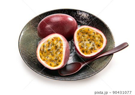 半分にカットしたトロピカルフルーツのパッションフルーツ 90431077