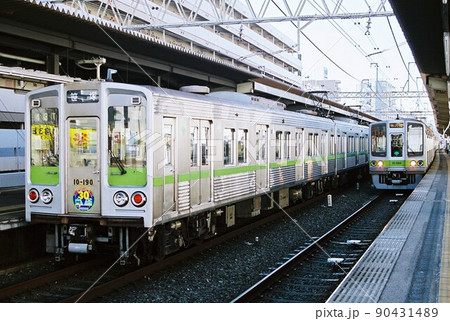 笹塚駅で離合する都営新宿線の10-000形 90431489