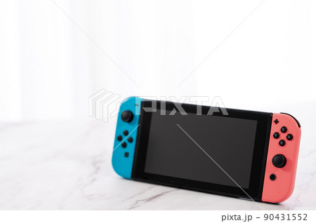 ゲーム機 -白背景- 90431552