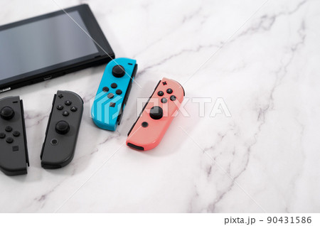 ゲーム機 -白背景- ゲーム機 -白背景- 90431586