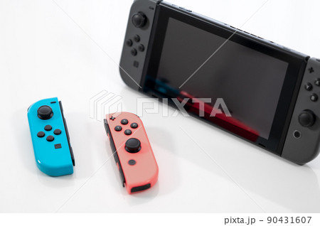 ゲーム機 -白背景- ゲーム機 -白背景- 90431607