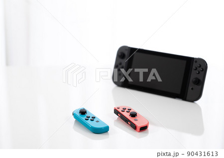 ゲーム機 -白背景- 90431613