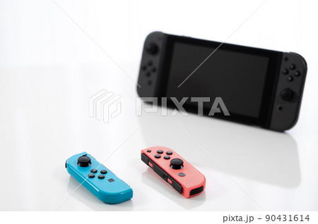 ゲーム機 -白背景- 90431614
