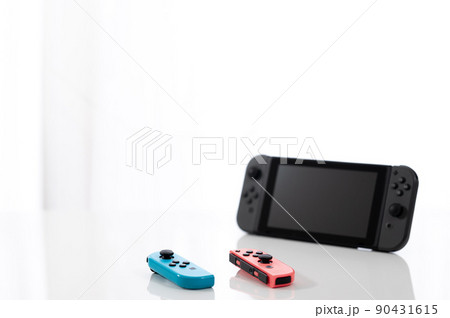 ゲーム機 -白背景- 90431615