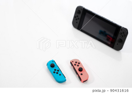ゲーム機 -白背景- 90431616