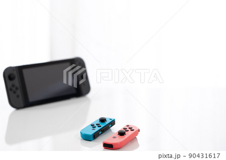 ゲーム機 -白背景- 90431617