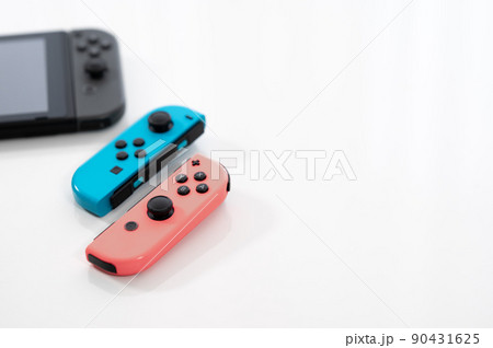 ゲーム機 -白背景- 90431625