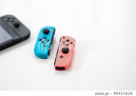 ゲーム機 -白背景- 90431626