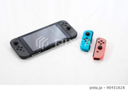 ゲーム機 -白背景- 90431628