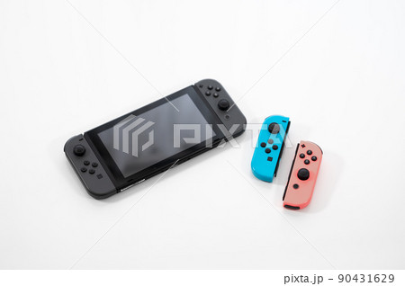 ゲーム機 -白背景- 90431629