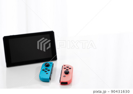 ゲーム機 -白背景- 90431630