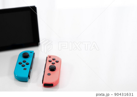 ゲーム機 -白背景- 90431631