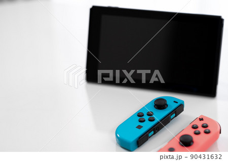 ゲーム機 -白背景- 90431632