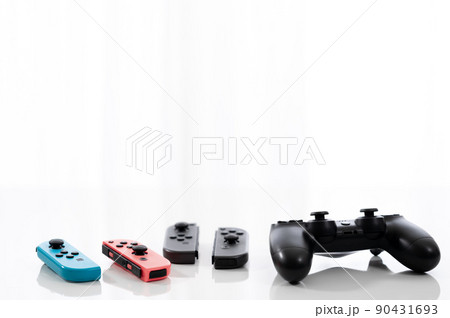 ゲーム機 -白背景- ゲーム機 -白背景- 90431693