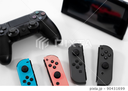 ゲーム機 -白背景- 90431699