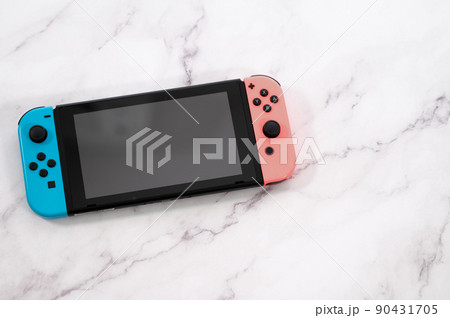 ゲーム機 -白背景- 90431705