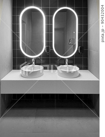 public toilet room 90432004