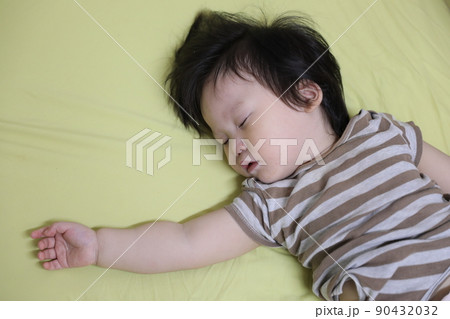 睡眠中 眠る 子供 90432032