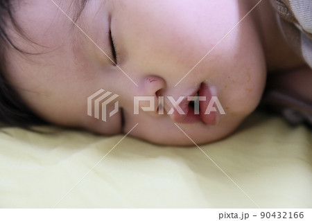 睡眠中 眠る 子供 90432166