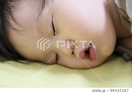 睡眠中 眠る 子供 90432167