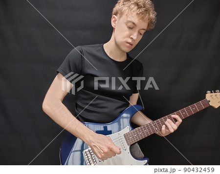 ギターを弾く男性 90432459