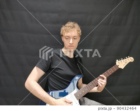 ギターを弾く男性 ギターを弾く男性 90432464