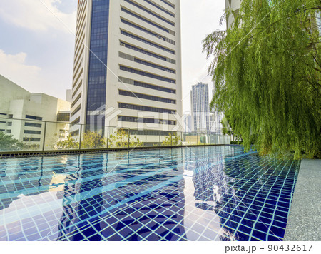タイ・バンコク コンドミニアムの屋外プール 90432617