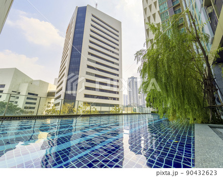 タイ・バンコク コンドミニアムの屋外プール 90432623